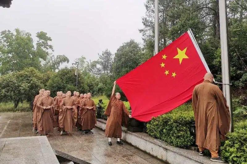 一辆载有16名中国游客的客车在吉隆坡云顶地区发生事故 2人受伤送医